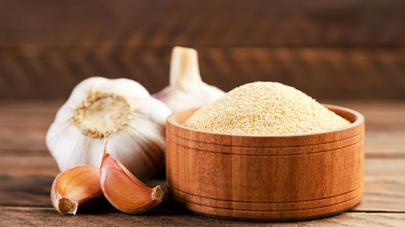 O alho em pó é muito prático, mas não é a melhor opção para o preparo de um molho de tomate (Créditos: Shutterstock)