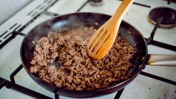 Parece mágica, mas é só física: cozinheiro testa truque para remover a gordura excessiva da comida enquanto ela ainda está cozinhando!
