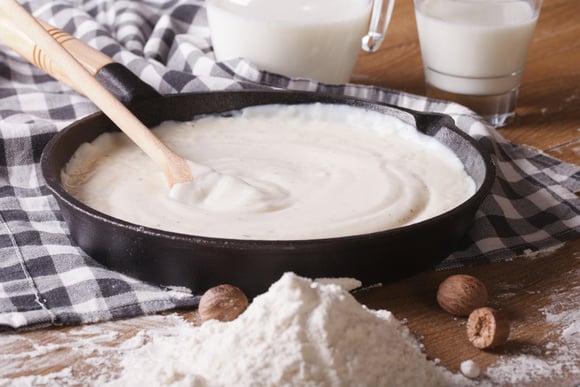 O acompanhamento que transforma qualquer almoço em refeição de restaurante: receita de batatas com molho bechamel