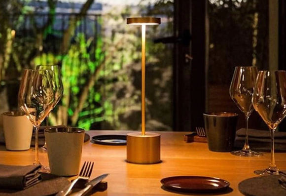 Luminária moderna e minimalista que cria uma iluminação aconchegante (Divulgação: Shopee).