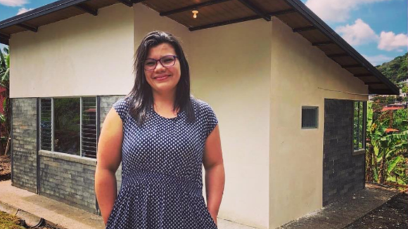 Uma mulher investiu todas as suas economias em um terreno baldio. Nove anos depois, um grupo de voluntários construiu uma casa para ela usando 850 blocos de plástico reciclado.