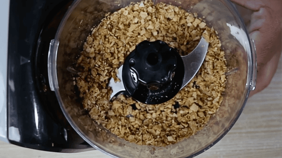 Com apenas um ingrediente, é possível preparar um açúcar diferente para bolos, pães e sobremesas (Foto: representação canal Da Terra no Youtube)