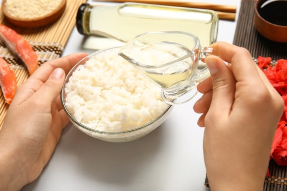 Ferver o arroz com duas gotas de vinagre branco: para que serve e por que o TudoGostoso recomenda fazer isso!