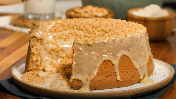 Quem prova, aprova: sempre faço esse bolo de amendoim na Festa Junina do meu bairro e rola até briga pelo último pedaço