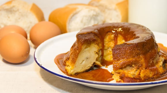 O pudim de pão é uma sobremesa muito popular e fácil de fazer (Créditos: Shutterstock)