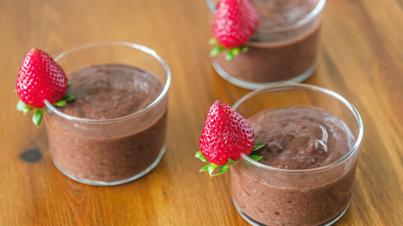Como fazer mousse de chocolate saudável com textura de nuvem e pouco açúcar? Essa receita simples é a sobremesa perfeita para comer sem culpa