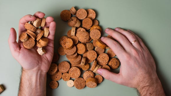 As rolhas devem ser cortadas e distribuídas dentro da geladeira para conseguirem absorver os odores ruins (Créditos: Shutterstock)