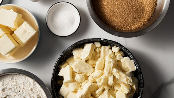 Além do leite em pó, essa receita de brownie leva chocolate branco derretido na massa (Créditos: Shutterstock)