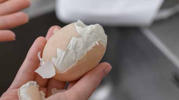 Chefs recomendam: "Para evitar que os ovos cozidos se quebrem ao descascá-los, não use sal nem vinagre; é melhor cozinhá-los no vapor."