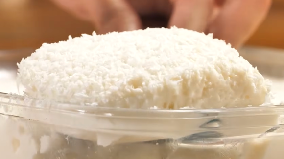 O equilíbrio perfeito entre a textura aerada da maria-mole e o pudim, transformando ingredientes simples em um momento especial. (Foto: TudoGostoso no Youtube)