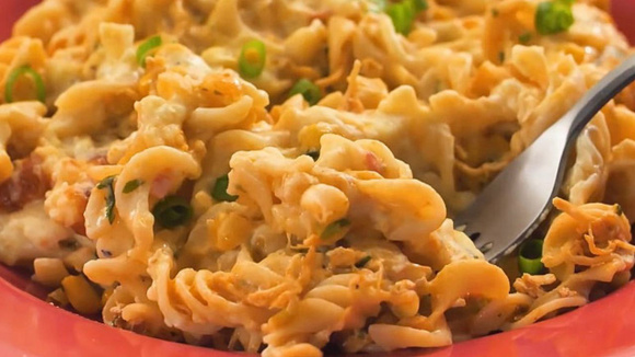 Caprichar no molho branco evita que o macarrão fique seco depois de ir ao forno (Créditos: TudoGostoso)