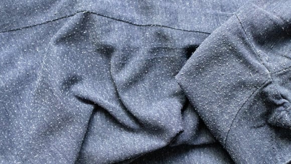 As bolinhas e fiapos surgem nas roupas naturalmente, mas é possível amenizar esse problema (Créditos: Shutterstock)