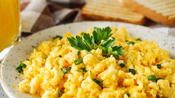 Nem creme de leite, nem requeijão: com apenas uma colher desse ingrediente os ovos mexidos ficam muito mais saborosos