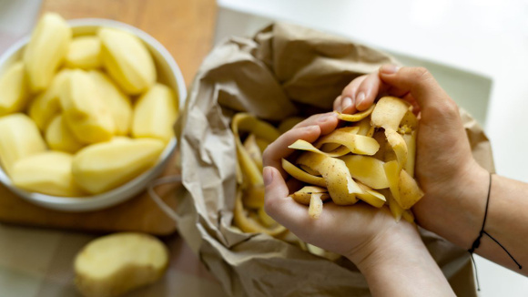 Nunca mais jogue as cascas de batata no lixo: aprenda no TudoGostoso a fazer chips crocantes na air fryer com zero desperdício