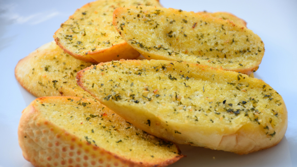 Pão de alho e azeite na frigideira fica pronto em 5 minutos: o TudoGostoso ensina a receita para acompanhar o café da tarde