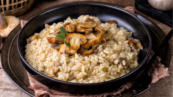 Risoto de champignon cremoso decorado com cogumelos em prato fundo (Créditos: Shutterstock)