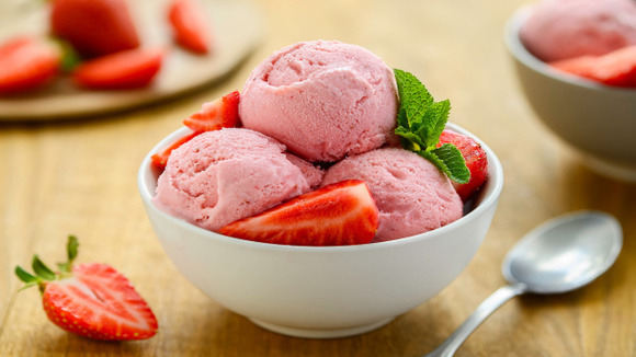 Eu usei um pacotinho de gelatina e criei a sobremesa gelada mais fácil e deliciosa da minha vida