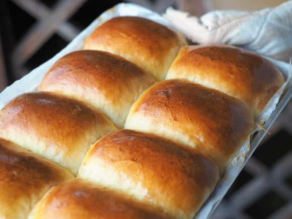 Sem ovos, sem leite e sem sovar: pão de colher fofinho, é só misturar até a massa ficar bem lisa, colocar para descansar e assar