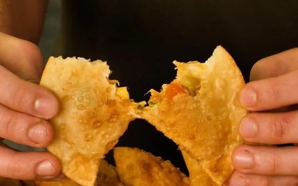 Um pastel de frango recheado e bem frito é a cara de um bom petisco brasileiro (Créditos: TudoGostoso)