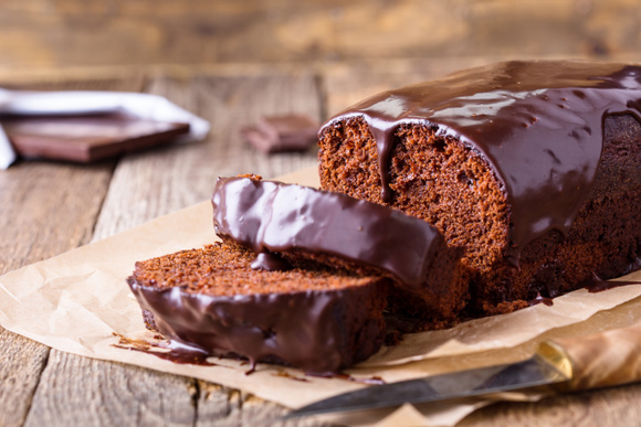 Bolo de chocolate low carb: é só bater os ingredientes fit no liquidificador e assar