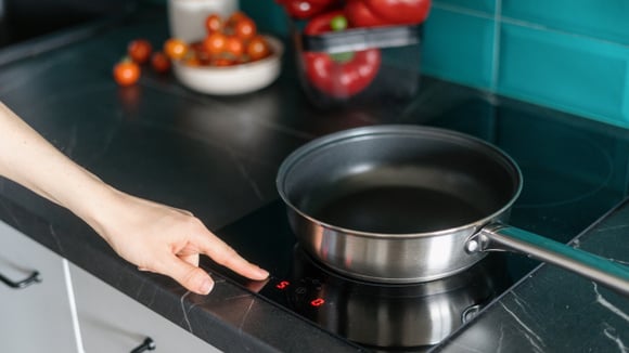 Os fogões de indução tornaram-se populares nas cozinhas, mas muitos já se arrependeram: suas principais desvantagens em comparação com o cooktop a gás e elétrico