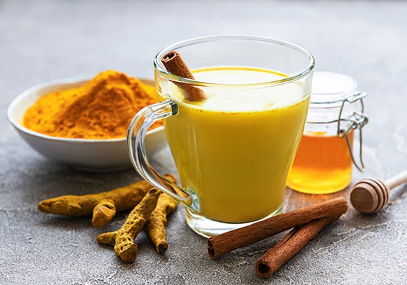 Preparar seu próprio latte de cúrcuma é fácil com essa receita: bata tudo e engula os benefícios anti-inflamatórios e antioxidantes da curcumina
