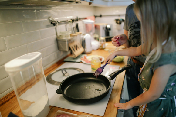 O truque para recuperar o revestimento antiaderente da sua panela em um minuto (com apenas um ingrediente de cozinha)