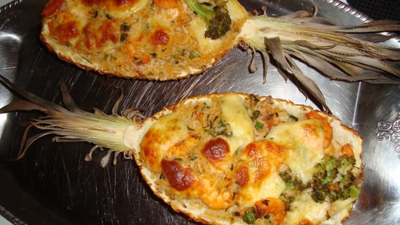 Encantador tanto na apresentação quanto no sabor, não vai ter uma pessoa que resista a esse camarão no abacaxi! (Créditos: TudoGostoso/Rosane receitas)