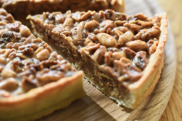 A melhor sobremesa de amendoim que já fiz para a Festa Junina veio dessa receita de torta de pé de moleque do TudoGostoso