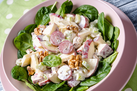 Você conhece a salada Waldorf? Faça em casa esse prato simples criado em HOTEL DE LUXO