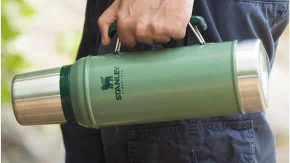 Mega Oferta Prime: Garrafa Stanley Classic de 1 litro está pela metade do preço