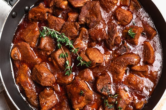 Chefs profissionais não adicionam água ao ensopado de carne: em vez disso, usam este ingrediente, que deixa a carne macia e o molho encorpado