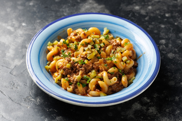 Macarrão sabor cheeseburger: prato com carne moída crocante é uma massa fácil que as crianças vão amar!