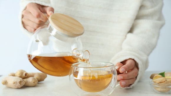 Ao incluir o chá de gengibre na rotina, é importante não exagerar e consumi-lo na hora certa (Créditos: Shutterstock)