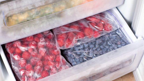 Antes de irem para o freezer, as frutas devem ser limpas e bem secas para não ficarem ruins ao serem descongeladas (Créditos: Shutterstock)
