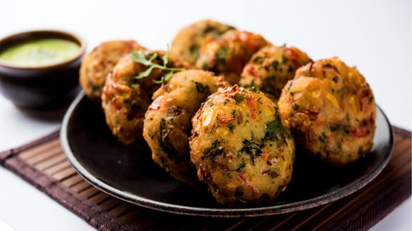 Bolinhos assados de acelga funcionam como petisco ou como acompanhamento de refeições (Créditos: Shutterstock)