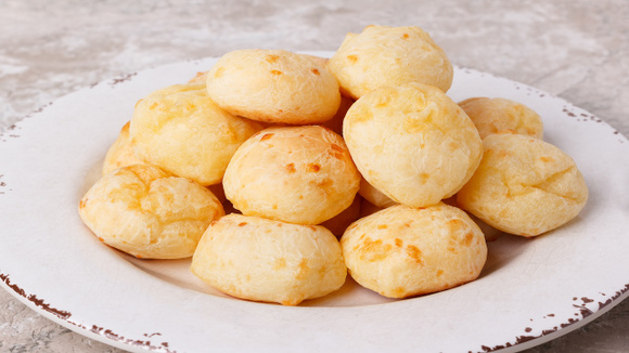 Pão de queijo rápido com apenas 3 ingredientes para um café da manhã ou lanche fácil e que todos em casa vão adorar