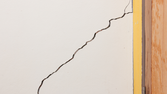 O problema acende um alerta sobre a importância de avaliar o tipo de parede e a segurança da instalação. (Créditos: Canva)