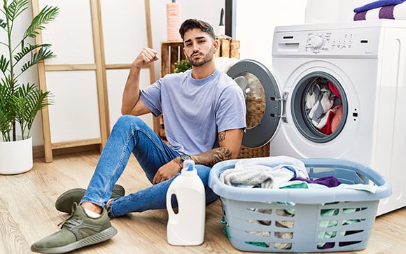Adeus nhaca de suor: aprenda como lavar a roupa de academia do jeito certo com esses passos