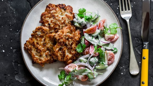 No almoço ou no jantar, sirva o bolinho com salada, legumes grelhados ou até mesmo com arroz e feijão (Créditos: Shutterstock)