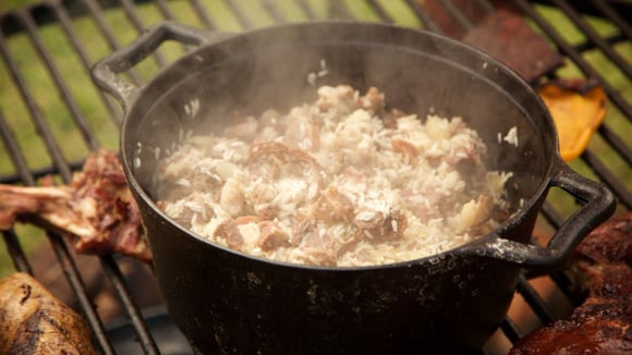 Comida de peão feita no fogo de chão em Barretos: você tem que provar essa deliciosa tradição!