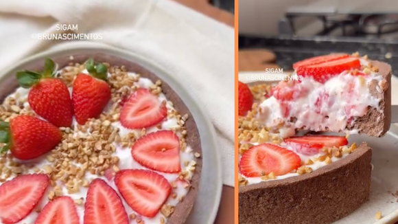 Minha mãe adorou essa torta de morango saudável com casquinha de chocolate que fiz no aniversário dela para cantar parabéns sem sair da dieta