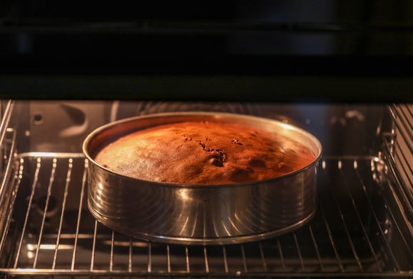 A maioria das pessoas erra nessa hora ao fazer bolo (e culpa o forno!)