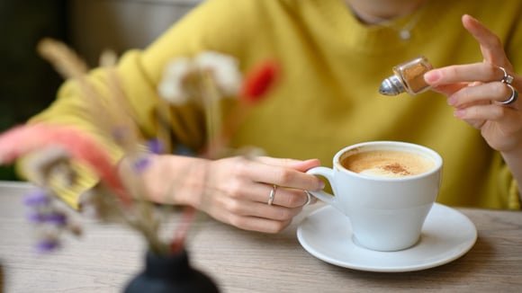 O que acontece com o seu corpo ao colocar uma pitada de canela na primeira xícara de café do dia