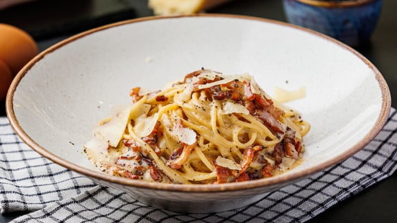 Macarrão à carbonara é sempre uma boa escolha para um jantar rápido (Créditos: TudoGostoso)