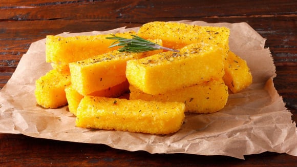 Com 1 xícara de polenta e um pouco de queijo: a receita fácil para preparar um jantar crocante sem fazer massa