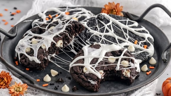 Cookies de teia de aranha com gotas de chocolate branco e marshmallow derretido por cima (Créditos: Shutterstock)