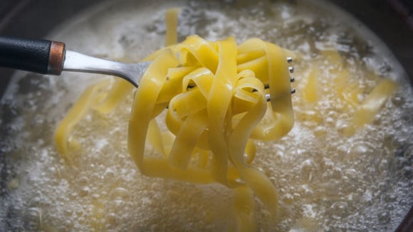 Adicionar apenas um ingrediente à água do cozimento do macarrão faz com que ele fique com gosto de restaurante