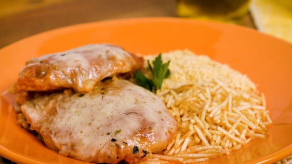 Que tal servir um filé de frango à parmegiana saboroso e suculento no almoço de Dia dos Pais? (Créditos: TudoGostoso)