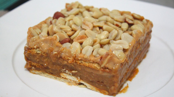 Fiz esse pavê de doce de leite com amendoim no final de semana e não sobrou nada, rasparam até a travessa